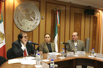 De der. a izq. Dip. Arnoldo Ochoa Gonzlez, PRI; Dip. Mara Elena lvarez Bernal, PAN, y Ministro Julio Lascano y Vedia, de la Embajada de la Repblica Argentina en Mxico.