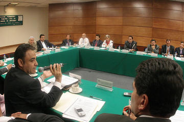El Diputado Alberto Esteva, Convergencia, expone sus ideas a los asistentes del Grupo de Trabajo.